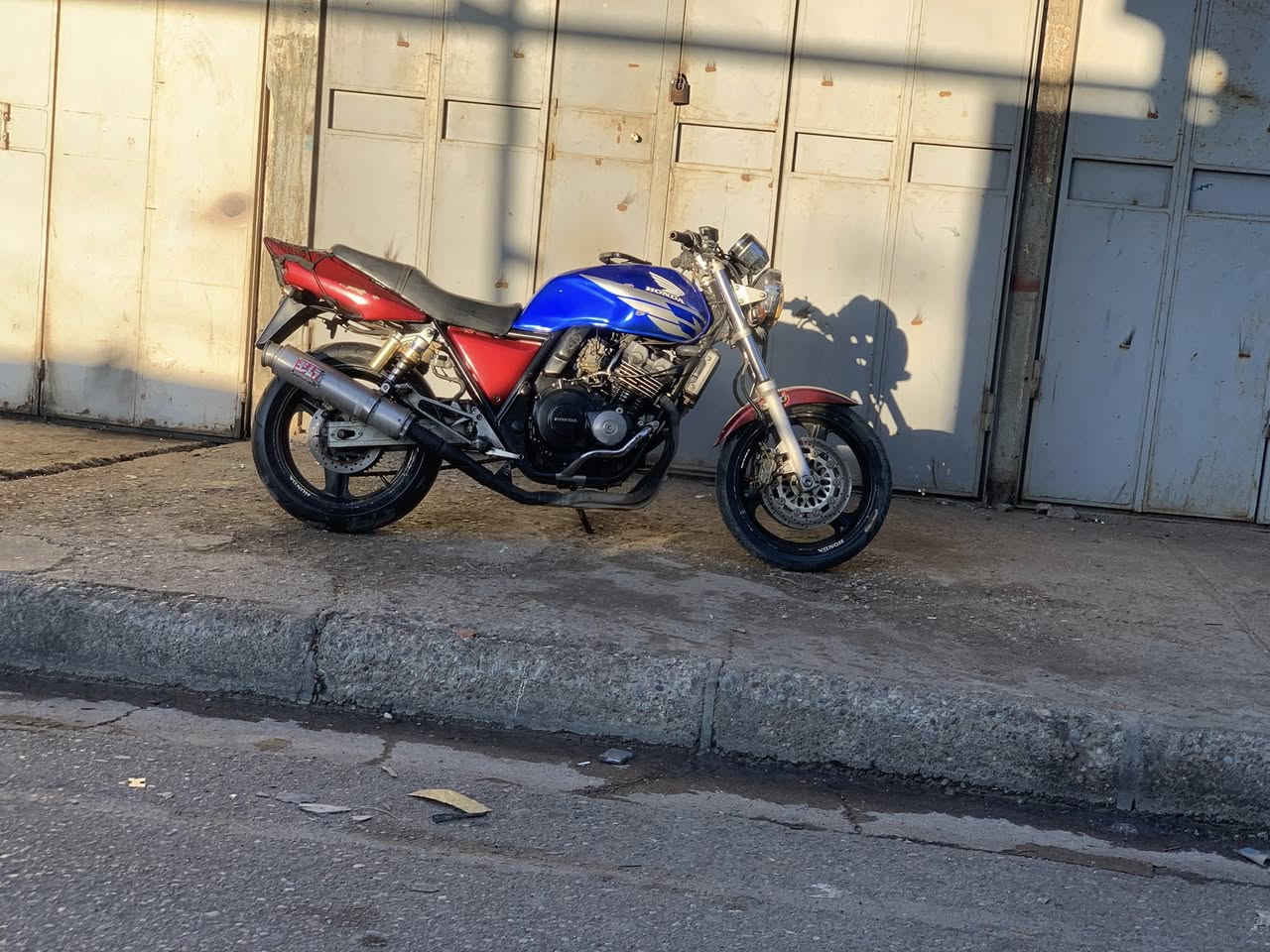 سي بي ٤٠٠ للبيع مكينه شرط نضافه فول كلشي يشتغل كهربائيات سلف كامل 
أوراق كمرك بي بس ممرقم عنوان كركوك خلف مستشفى جمهوري سعر ١٤ وبي مجال وقم ***********
