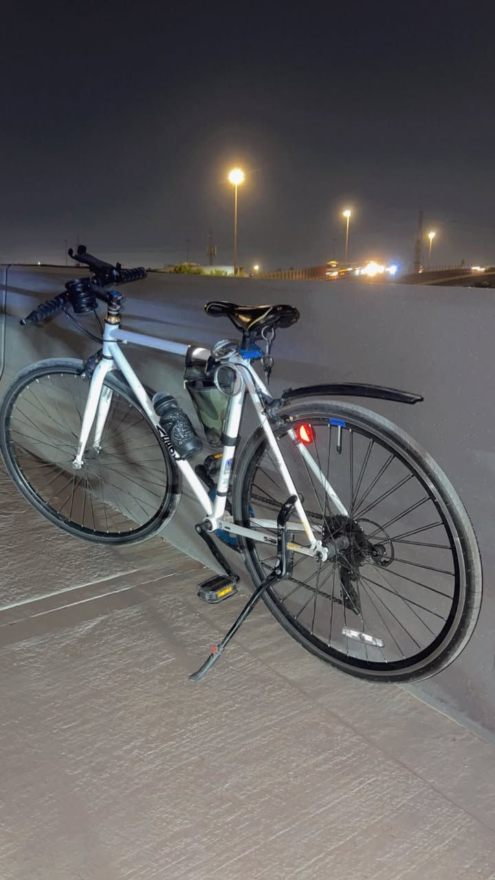 السلام عليكم بايسكل c700 رياضي سريع جدا بايسكل شغال اي نقص مابي اصلي و كله مختم  باركود كلشي نضيف جدا سعره 125 و بي مجال مكاني بغداد واتس ***********
