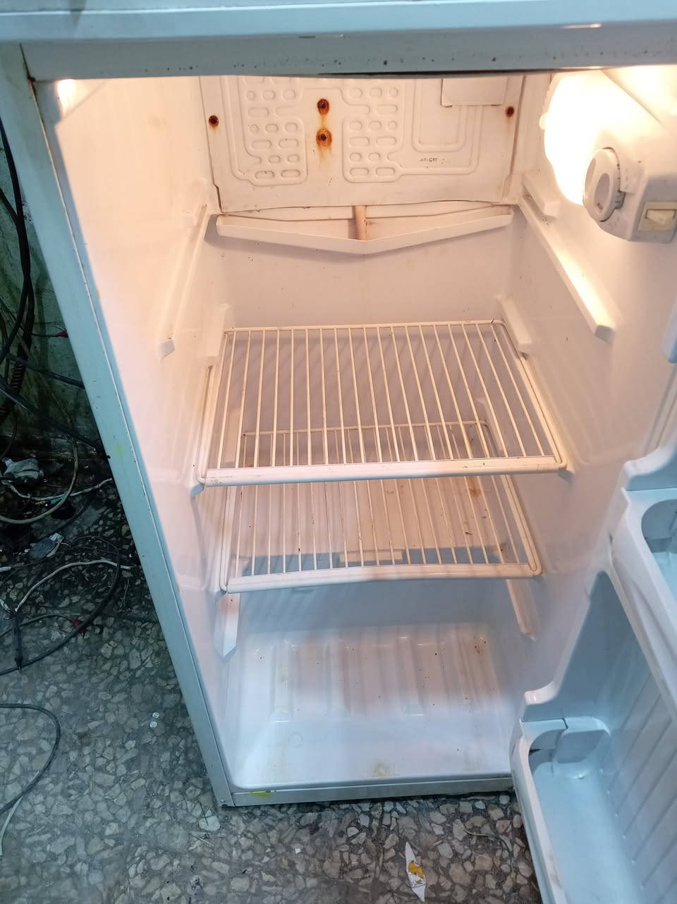 ثلاجه ١٢ قدم كونكورد العنوان حي الكوفه قرب حي السعر 125

 ***********
