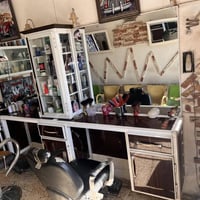 للبيع ميز كامل مال حلاقه ملحقاته مرايات ثنين  مثل مشوف جديد كلش 300 را...