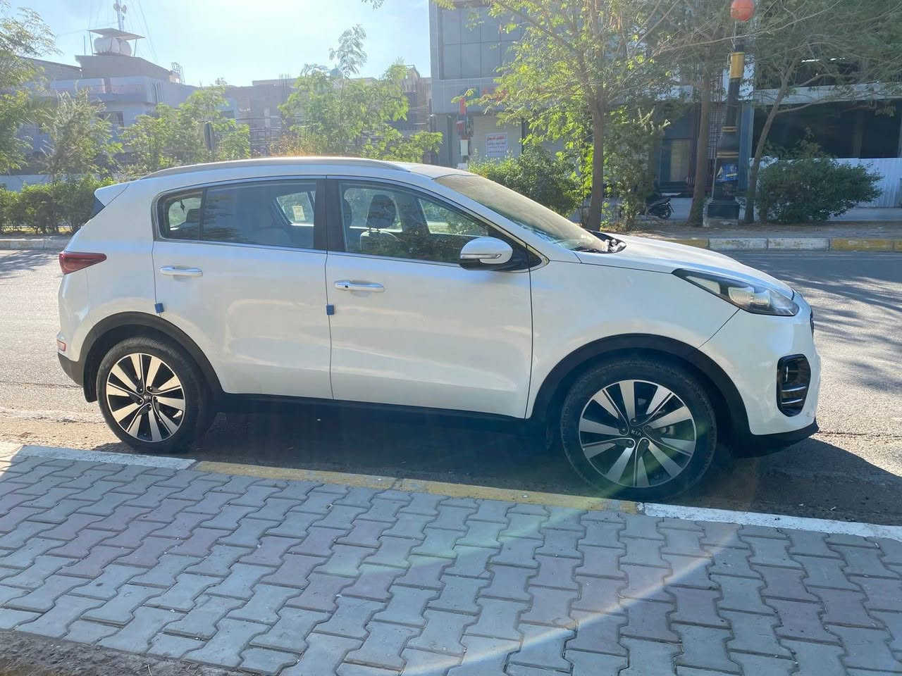 سلام عليكم للبيع  كيا سبورتج 2017 خليجي مكفول من الصبغ رقم بغداد ابـ اسمي  رقم مميز 
بصمة ابواب 
بصمة تشغيل 
حساسات اماميه 
حساسات خلفيه 
مري شفط 
ترحيب عند التقريب من السياره
جنطه كهربائي 
كامره خلفيه 
ثلاث انظمه قيادة سبورت ايكو عادي
أشاير بل مري 
ويلكب حجم 19
محرك 2000 دوش
تحكمات ستيرن جهتين 
تبريد قطعتين امامي خلفي
تبريد ❄️ وتدفئة ☀️ 
سنويه وهزه جديد لحد 2030 السونار موجود 
مكاني - ديالى- بعقوبة 
السعر 180  وبيه مجال 
الاستفسار ‭٠٧٧٢ ١٧١ ٢٣٩٥‬ بعقوبة, ديالى
