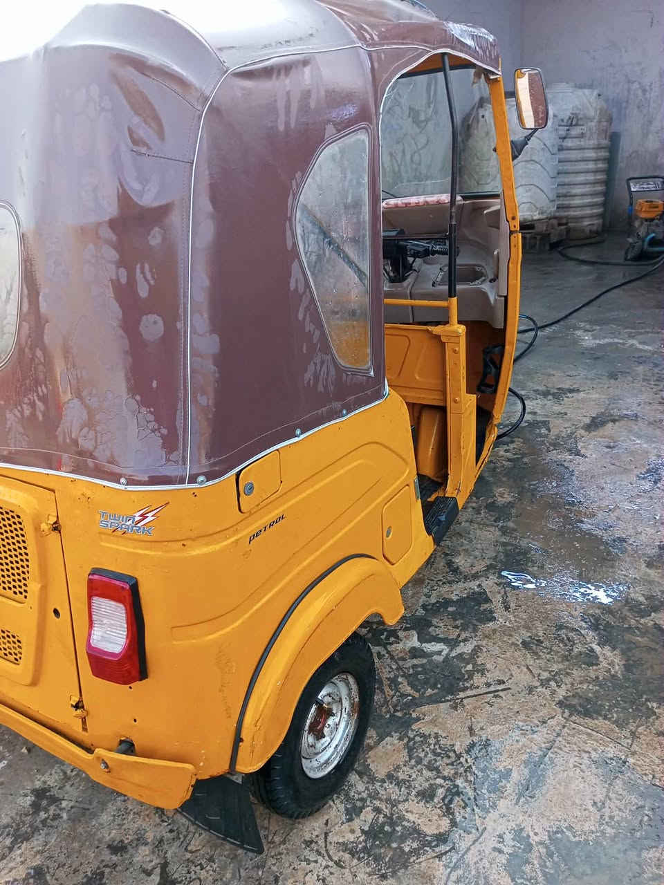 سلام عليكم تكتك للبيع 21 صفره مصبوغه عام بيها بس بصفحه ضربه ومجفته كله شركه وراق سبعه بسمي  السعر خمسه ونص ***********
