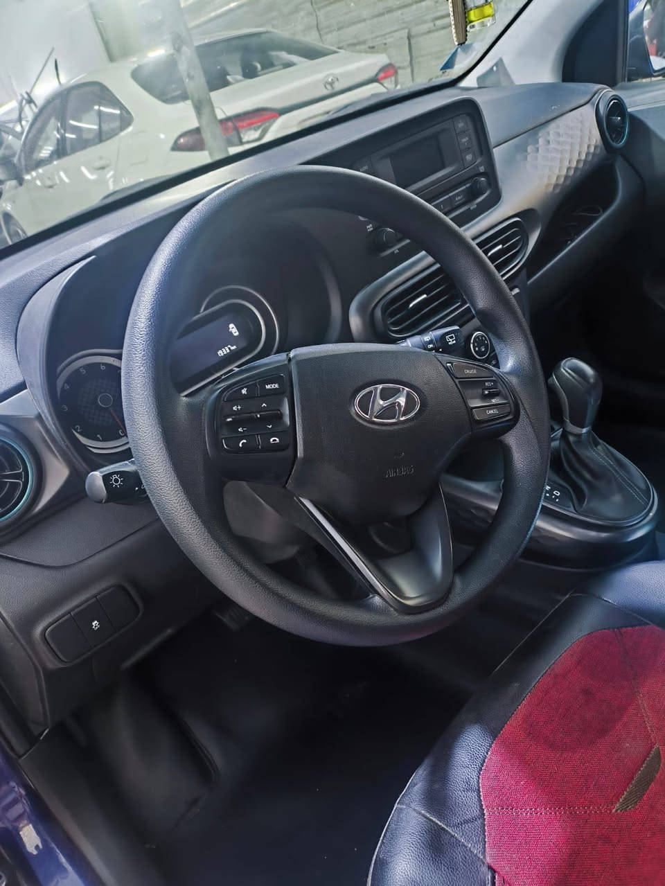 السلام عليك هونداي كراندi10موديل  2023 سياره على وضع الزيرو ماشيه 22سياره نظيفه رقمها بغداد خصوصي سنويه با اسمي لل28 وارد خليجي العنوان بغداد العامريه ***********
