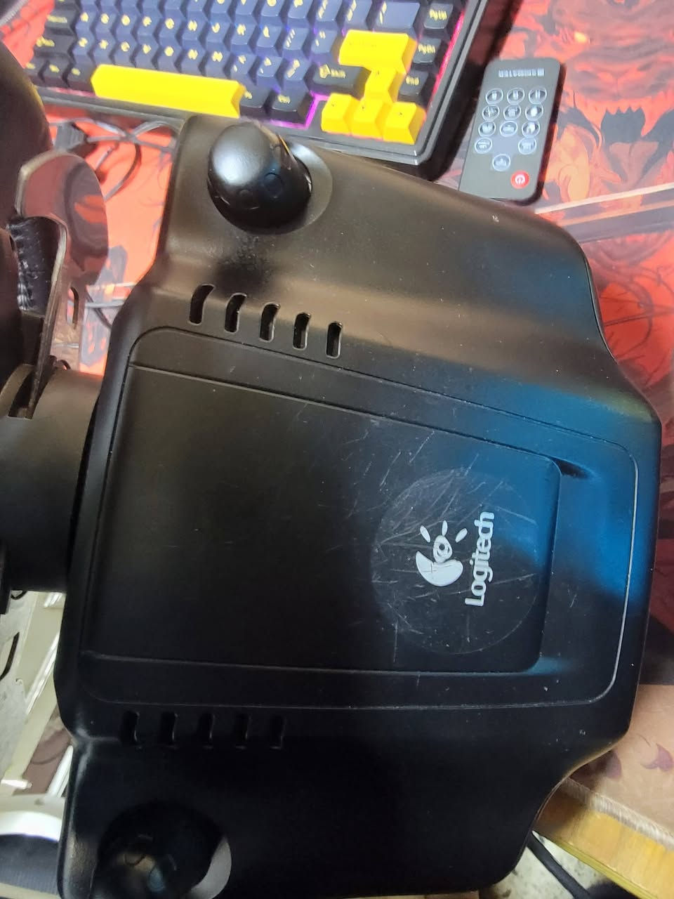 G29 مستعمل للبيع بسعر مناسب
السلام عليكم عندي g29 بدون كير للبيع مستعمل نضافتة جيدة موضحة بالصور بي بس ملاحضتين 
اكو بلاستكة نقص الي تثبت الميز موضحة بالصورة الزيادة 
وال L2 الزركة تشتغل بس مرات تشكل يعني تضل ماخذة امر دوسة بس شغالة 
السعر 175 وبي مجال بسيط مكاني بغداد وعندي توصيل 
*********** واتساب
