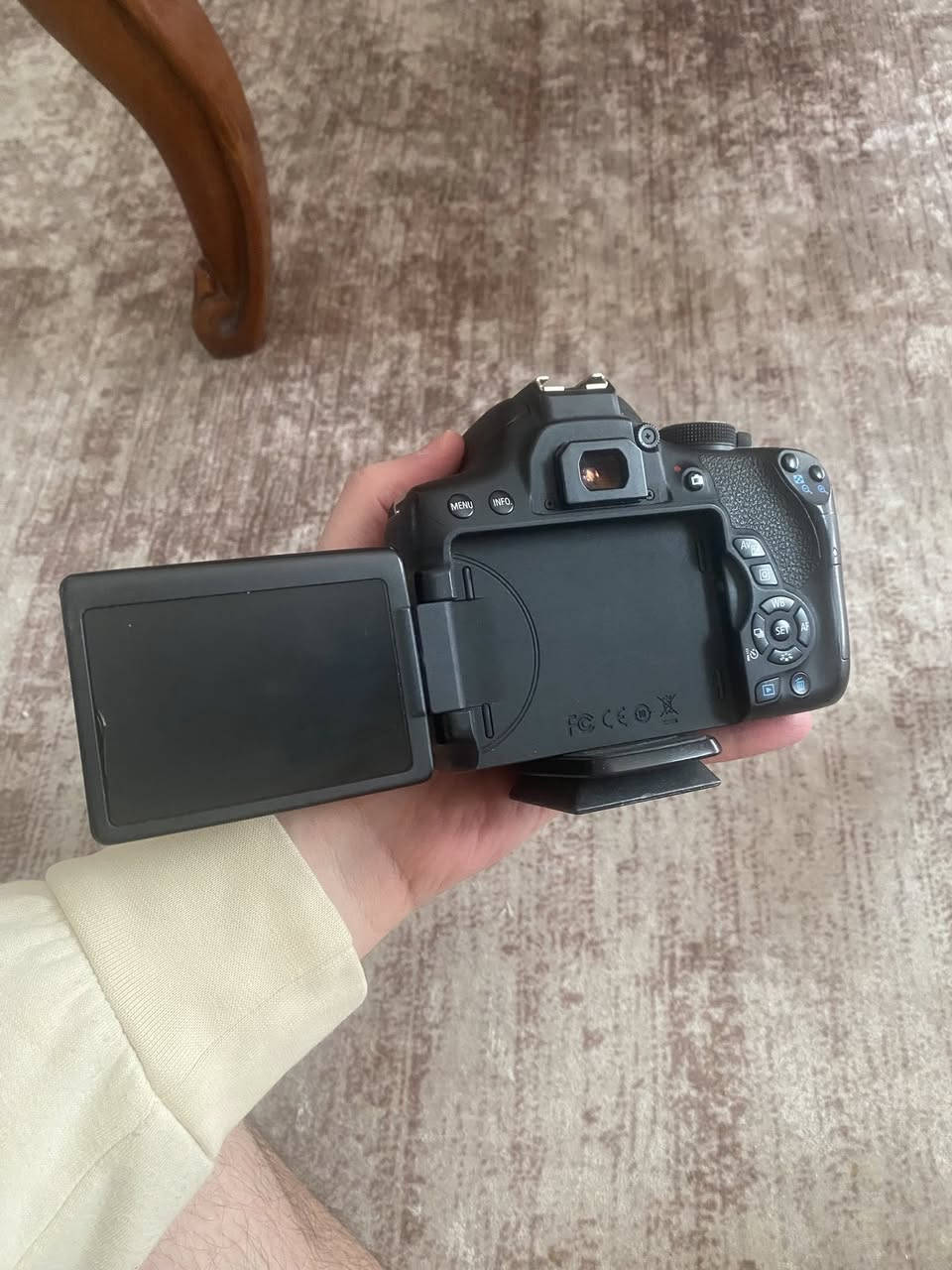 كامرة كانون 750D
كامل ملحقاتها 
سعرها قفل 530 الف
للتواصل على رقم ***********
