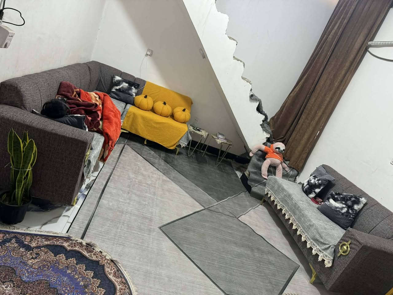 سلام عليكم بيت لبيع بـالفداء  بنهاية شارع ابو لبنان  مساحة ١٢٠ بنيانه بلوك  في محل صالون يكون طابوك مرفوعه معاملته لتقيم  سعره ٦٠ وبي مجال قليل للاستفسار أكثر الاتصال ع رقم او مراسلة *********** مكانه ناصريه مركز
