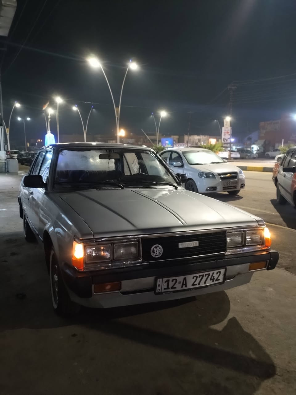 السلام عليكم
تويوتا كرونا 
1981
سياره جاهزه مجهزه معمرله بلكامل 
صبغ جديد
لايتات بكلايتات جديد 
تايرات كبات جديد 
طخم كامل جديد 
صفاح ابواب وكشنات دوشمه جلد درجه اولى جديد 
باتري جديد 
تدفى شغال 
وايرمنيه شغال 
كمبريسر تبريد موجود بس يرادله ربط 
كيجات شغال
ساعه شغاله 
اضويه دشبول كلو شغال مال دينمون وهندبريك وابواب ووايلبم 
هورنات بلادي مالتها 
تاير ابو الخط 
عام جماليه جديد بعدها ما مبولشه 
رقم سنويه جديد 
كمالياتها كامل مكمل 
محرك بحاله جيده
سعرها مناسب 
***********
عنوان برطله
