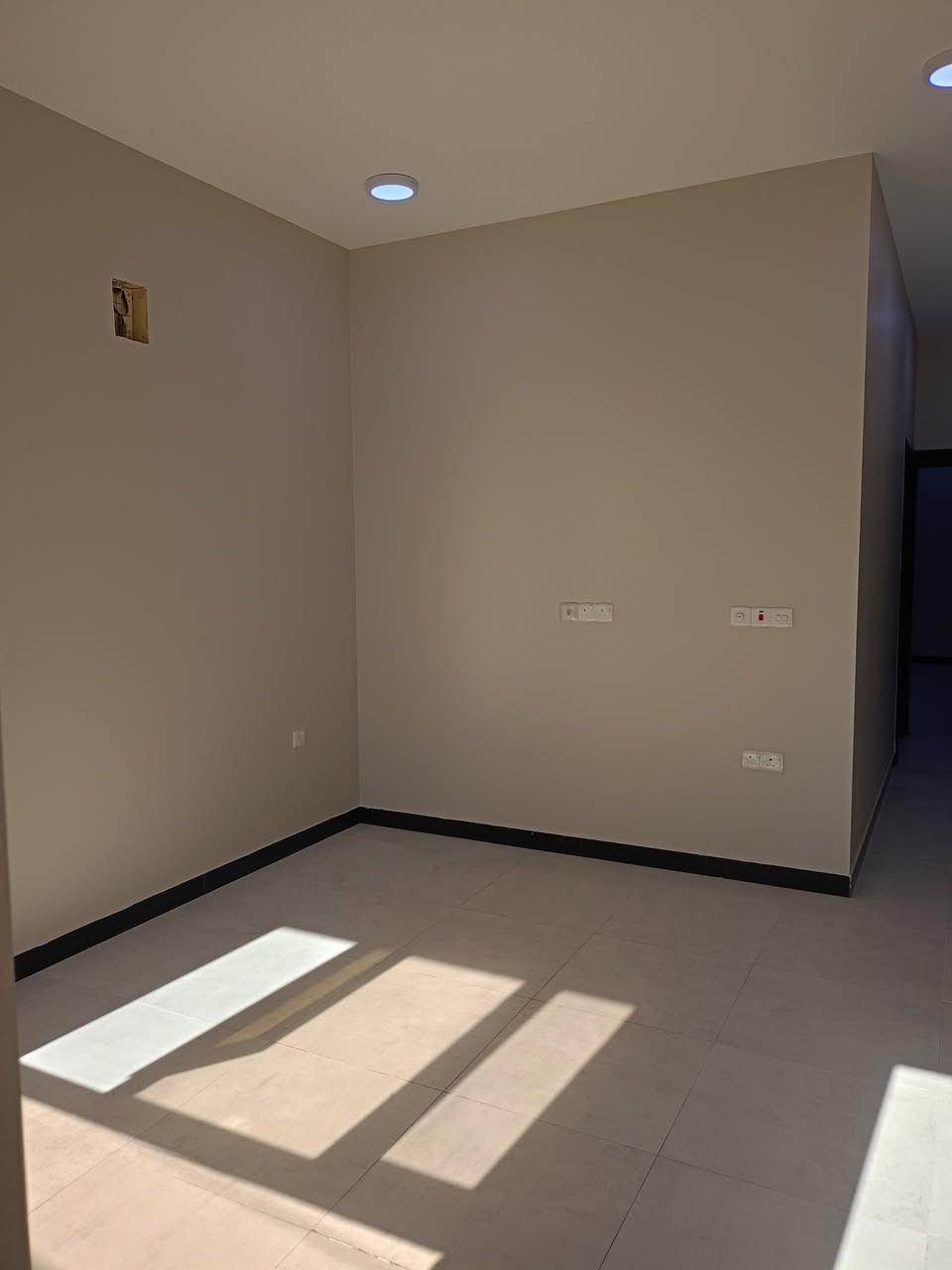 شقق حديثة غير مستخدمة للايجار - حي الجامعة - فرع زنود الحمداني - قريبة جدا على الشارع العام
جميع الشقق مؤثثة سبلت 1 طن تحكم امبير حار بارد لكل الغرف
كل شقة مع مطبخ تركي كامل
كل شقة تحتوي على 2 غرفة نوم - 2 حمام - مطبخ منعزل - صالة
مدخل منعزل ومؤمن تماما للبناية
جميع الشقق بنظام انتركم صوت وصورة
جميع الشقق بنظام عزل شبابيك وابواب وارضية
 
الطابق الاول بسعر مليون دينار للشهر
الطابق الثاني بسعر 900 الف للشهر
للتواصل *********** واتس اب
