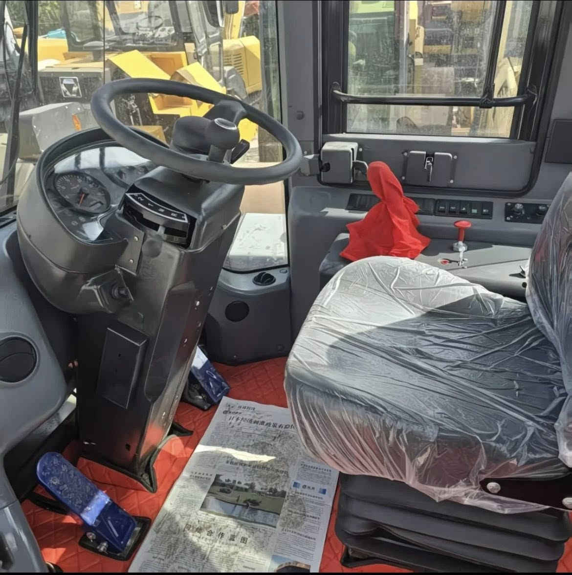 لودر SDLG موديل LG956L (50) — مستعمل بحاله جيدا جدا   فئة 5 طن السعر 18000$ دولار 
المواصفات الأساسية ⚙️

🔶 السعة والقدرة
 • حمولة التشغيل: 5 طن
 • سعة الباكيت (الجرافة): 3.0 م³ 
 • قوة الحفر: عالية — مناسب للرمل، الحصى، التربة، التحميل الثقيل

🔶 المحرك
 • نوع المحرك: ديزل Weichai 
 • القدرة:  162 حصان
 • تبريد مائي + توربو

🔶 الوزن والأبعاد
 • الوزن التشغيلي:  17 طن
 • ارتفاع التفريغ: 3.2 متر
 • طول الماكينة: ~8 متر
 • عرضها: ~3 متر

🔶 ناقل الحركة
 • أوتوماتيك / Power Shift
 • دفع رباعي 4×4
 • سرعات متعددة للأمام والخلف

🔶 نظام الهيدروليك
 • تحكم قوي وسريع
 • مناسب للعمل المستمر بالمقالع والمرافئ والمصانع


**إذا كنت صاحب هذا الإعلان وتريد حذفه لأي سبب، رجاءا أرسل رسالة إلى الدعم الفني**