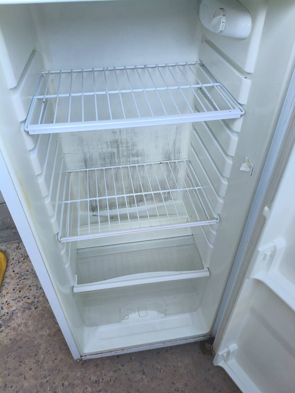 ثلاجه للبيع 12 قدم شغاله وتجميدها فول ب 125 ***********
