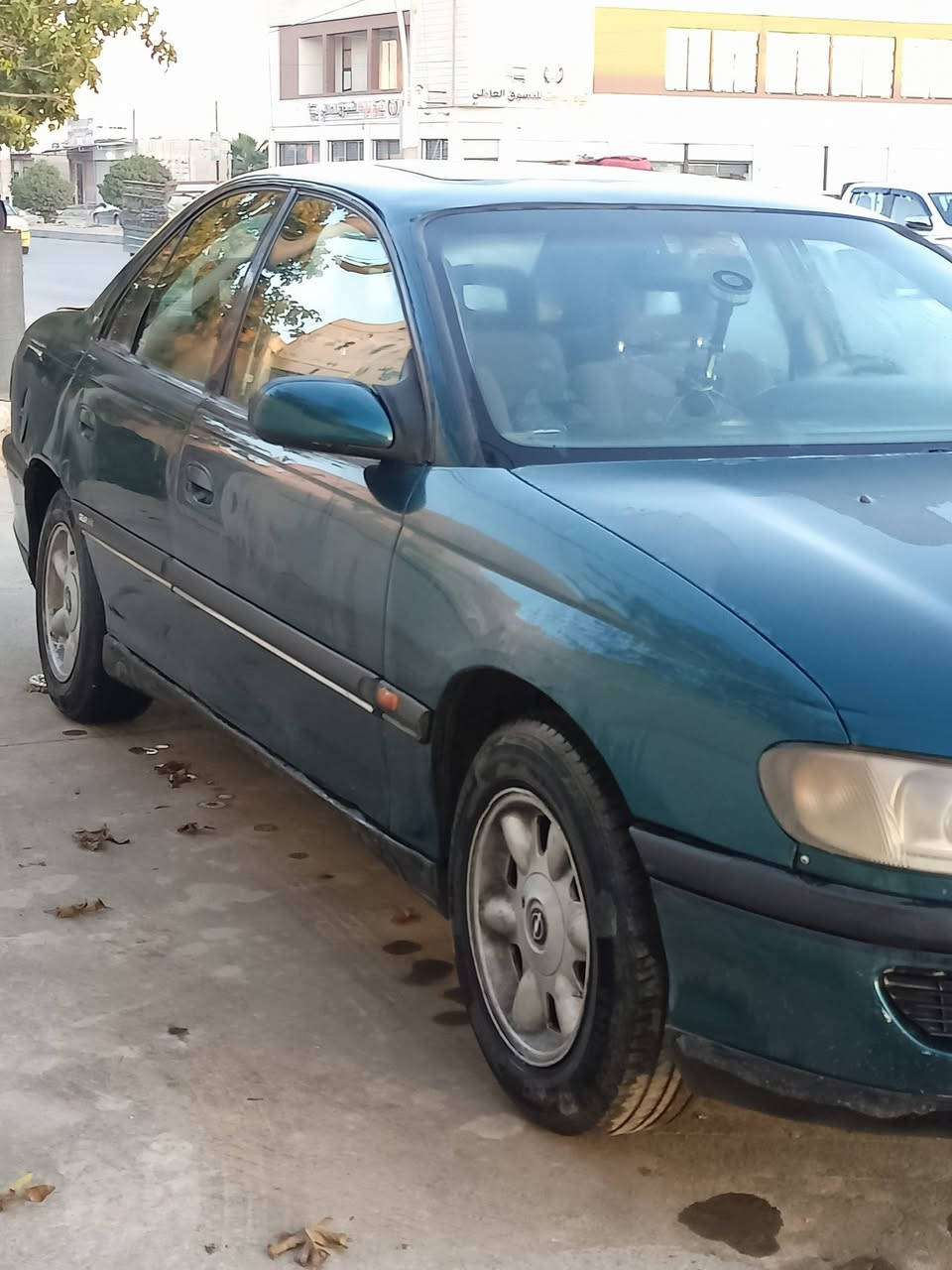 اوميكا بزون 1994
 شرط الوكالة او التحويل 
عندي وكالة عامة بيها فقدان سنوية ومعاملتها كاملة
بيها كوبون بانزين 
مكينة 2000 قبغ اسود صافية شرط لا نفخ ولا صرف
كير عادي 
بيها كهرباء 220 فولت 2 امبير 
فتحة سقف شغالة 
 كونترول سنتر لوك
طخم ويل كب اصلي 
لايتات عدسة
كشنات جدد 
طخم تايرات جدد 
درايم شفتات جدد
بيها مكانات معجون 

للاستفسار *********** 
عنواني الموصل حي الثورة 
السعر ٣٧ ورقة بيها مجال للطيبين
