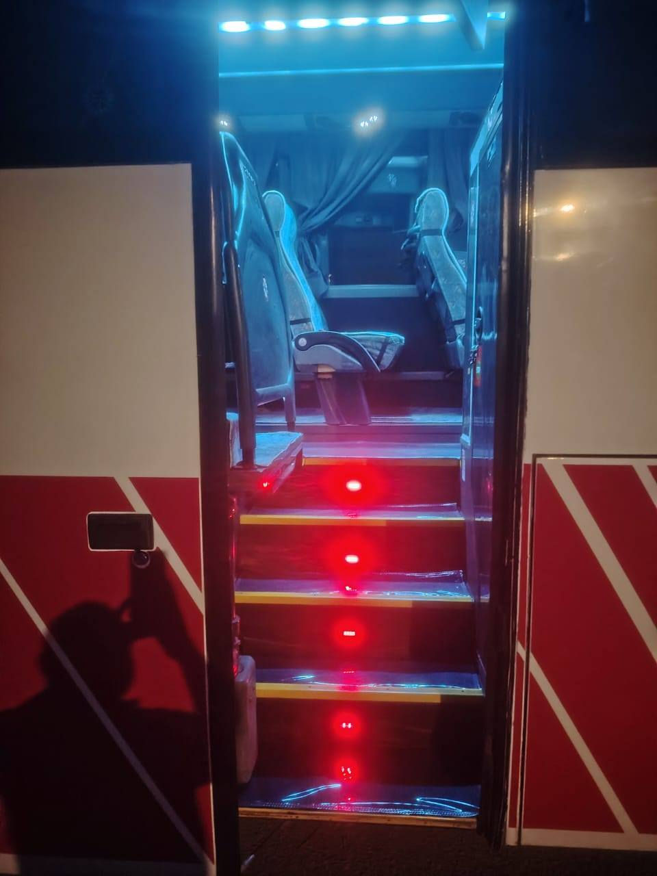 سياره ٢٠١١ للبيع المستعجل طخم تاير مكينه كمينز ١١٤ السياره بيها خروجيه جديد جاي من السعوديه ٢٧٠ اوبيها مجال
