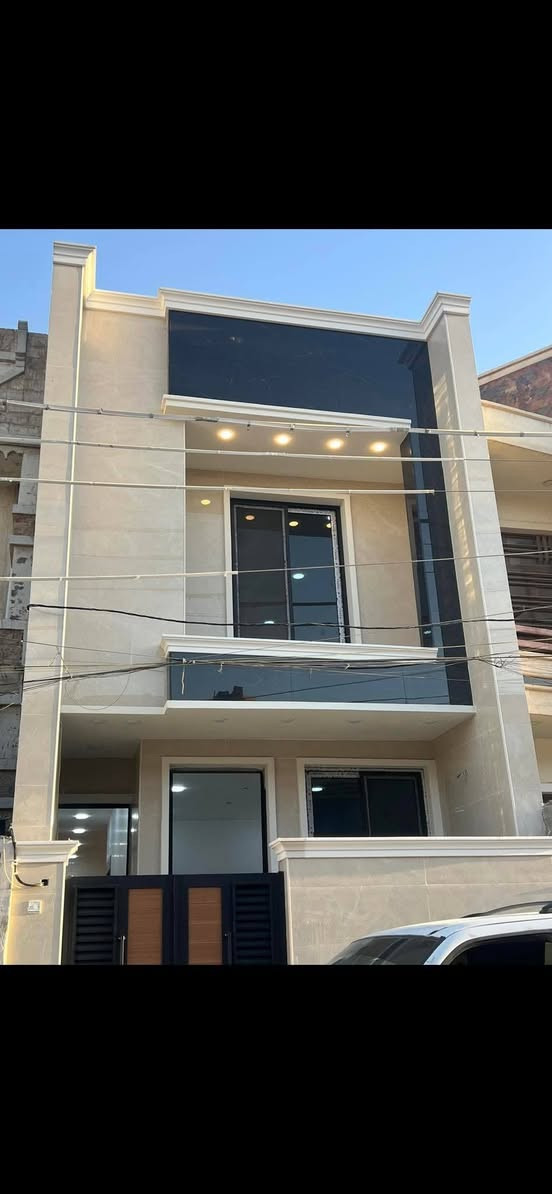 السلام عليكم
دار للبيع 100م 5×20 متر طابقين يحتوي على (3)نوم وكراج وصالة و(مطبخ حار وبارد) ومناور عدد(2) وصحيات عدد(2) و بلكونة و بيتونه طابق الثالث وسطح امامي وخلفي البيت بناء حديث2026زيرو غير مسكون. البيت نضام كامرات و ستلايت و نضام سبالت دفن 

الألمنيوم تركي مقطع ثقيل

البيت بناء درجه اولى 

مستقل غير مشترك 

مغاسل ديكور كاونتر تركي 

(بغداد حي الجهاد منطقة ديوان المخابرات )

خلف شارع ستين مباشرتا

استفسار اتصال او (متوفر واتساب)

***********
