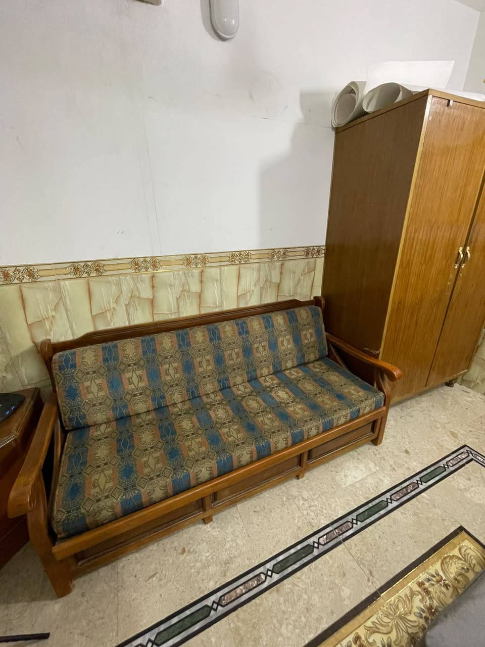 ( غراض للبيع ).
جربابه نفر جديده وكامله سعر 100 الف 
جربايه مع الدوشك 150 الف 
كنتور نظيف خانتين مع جرارات 3 ( السعر 100 )

قنفات عدد 2 ( الوزن الثقيل نظيفات )
بيهن مكان تخزين داخلي ( السعر 100 للوحده )

طباخ نظيف شغال ( سعر 130 الف ) 

المكان / الامين الثانيه/ نواب الظباط/ الخدمي 
رقمي ***********
