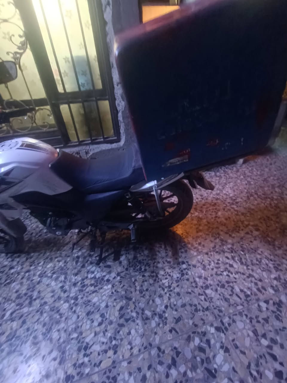 ار كي للبيع ماشية 4الاف بعدها زيرو
باسمي 
بغداد الكرادة 
***********
2700و بيها مجال بسيط كفالة عامه
