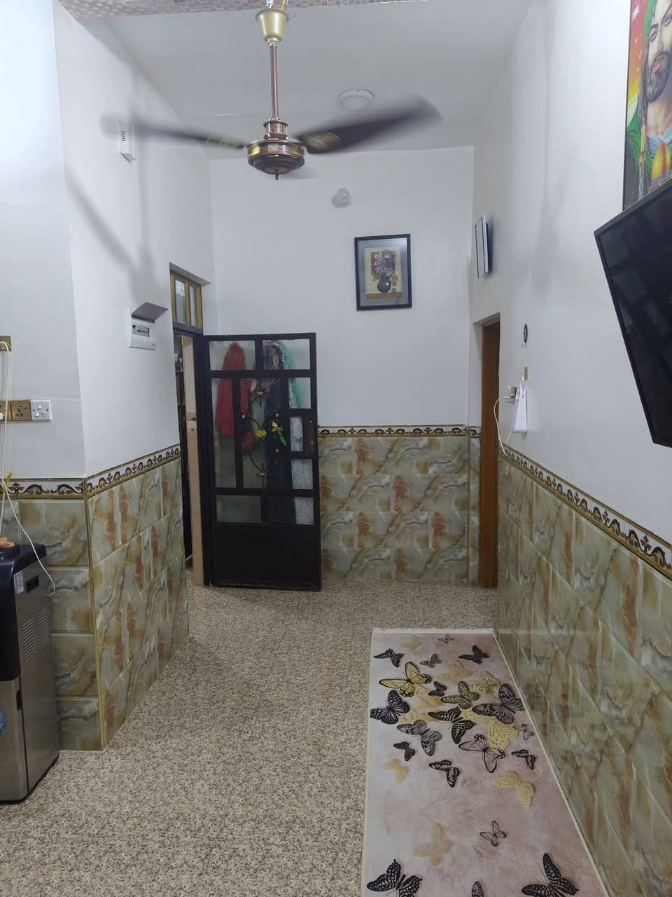 السلام عليكم بيت للبيع طابو زراعي سند 25 // 100 متر خدمات كامله تبليط بالباب  بناء درجه اولى بي استقبال وصاله وغرفه ومطبخ صحيات داخليه صحيات خارجيه ستاره بيتونه صطح فرشي البيت كامل على 24 حبايه العنوان وره الكراج الجديد طريق يا حسين قرب المجمع السكني السعر 37 وبي مجال الاستفسار *********** بي واتساب
