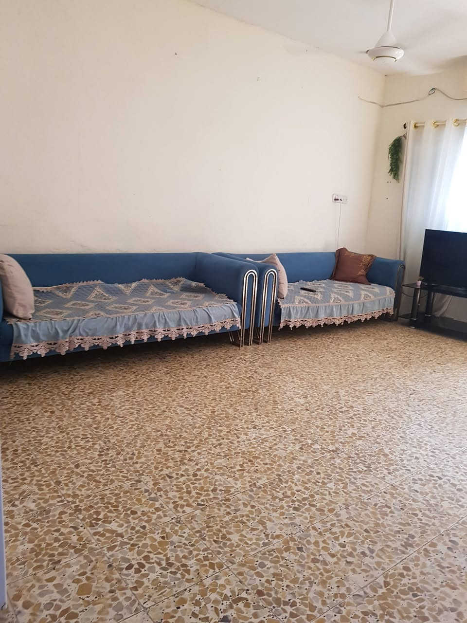 بيت للبيع طابو صرف مساحه 132 واجه 8 نزال 16 ونص طابقين الطابق ثاني معزول طابق اول صاله وستقبال ومطبغ وغرفة وطابق ثاني صاله وغرفتين عنوان شارع المعهد محله 958 زقاق 8 مدخل الكليه التقنيه او لحوم عمار ثالث فرع عاليسره مقابل اسواق علي الساعدي السعر ١٧٠ وبي مجال ***********
