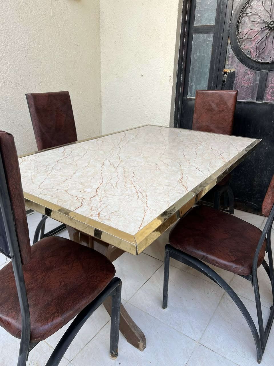 ميز طعام مع ٤ كراسي كلش قوي ونضيف والسعر 100 العنوان البهادريه
@إشارة


**إذا كنت صاحب هذا الإعلان وتريد حذفه لأي سبب، رجاءا أرسل رسالة إلى الدعم الفني**