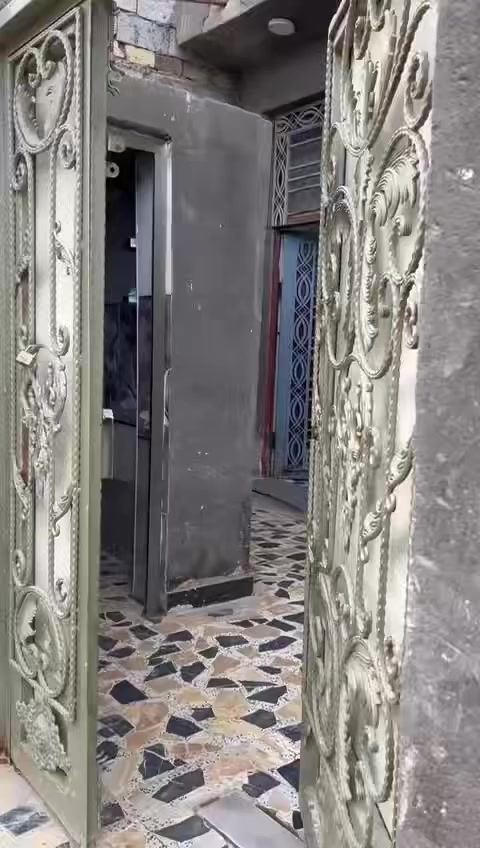 بيت للبيع بحي الاعلام الزراعي مساحة 100 متر طابقين كونكريت مسلح غرفه وصاله ومطبخ واستقبال وصحيات 
الطابق الثاني صاله وغرفه وسطح 
واصله الجهد الهندسي مقرنص ومجاريخدمات لباب البيت بناء حديث سعر مناسب تفاصيل اكثر ***********
