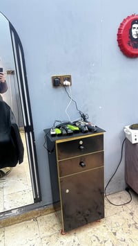 كرسي ومرايه وميز للبيع الكرسي    الكرسي ب 200 والمرايه ب60 والميز ب50 ...