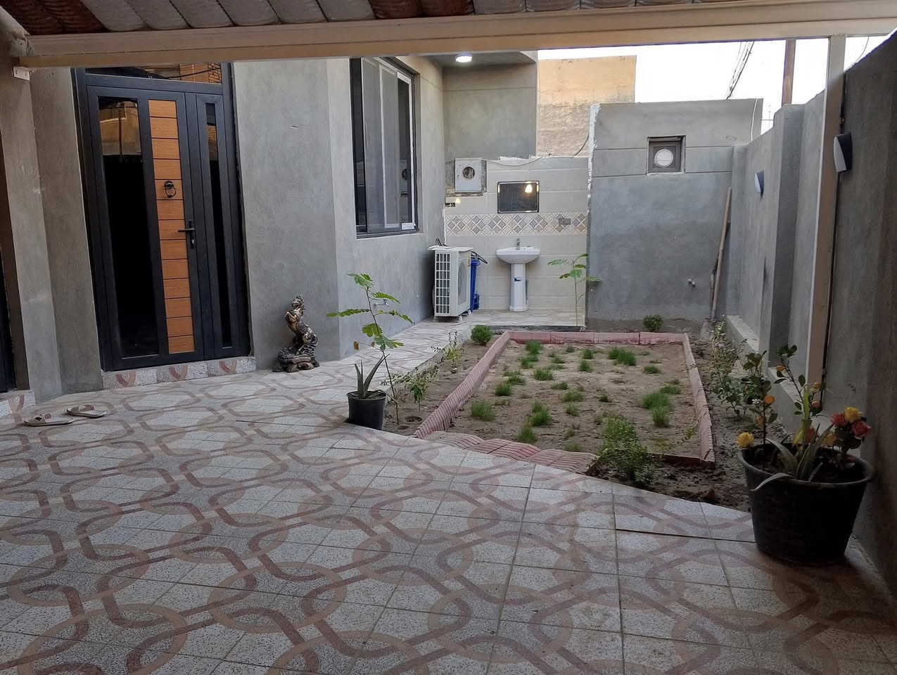 بيت بناء حديث درجة أولى للبيع مع الاثاث السعر 147 مليون المساحه 250 متر الاثاث كله جديد وفصال تركي تخم وغرف نوم عدد 2 وكاونتر مطبخ بالبكرلي الثالثة قرب قاعة الحديد ومحطة البانزين الجديدة  يقع على شارع عرضه 10 أمتار قرب خط كيات البكرلي خدمات كامله ماء اساله وكهرباء ومجاري وقريب عالتبليط جدا يحتوي على ثلاثة غرف نوم وصاله ومطبخ حار بارد وهول كبير جدا ومجمع صحيات داخليه وصحيات خارجية وحديقه وكراج سيارة عالي عن الشارع البيت مربوط مجاري بناء طابوق جمهوري سند 25 طابو زراعي تحويل مباشر باسم المشتري للاستفسار ***********
