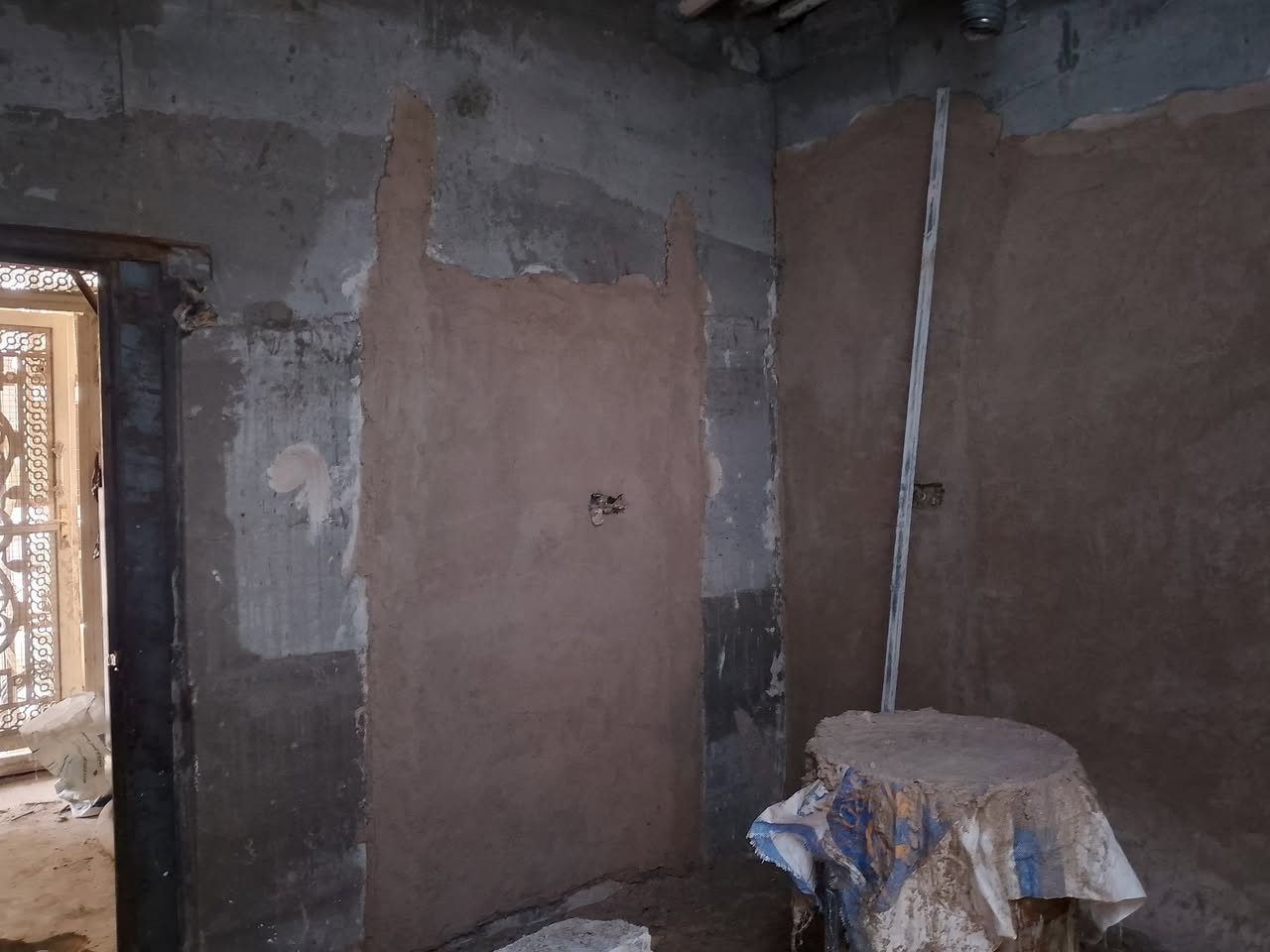 عمل. جص جداران حسب رغبه ابو بيت 
لبخ ابيض جص. سعر متر. بياض 2ونص 
عمل داخل بصره 
***********
