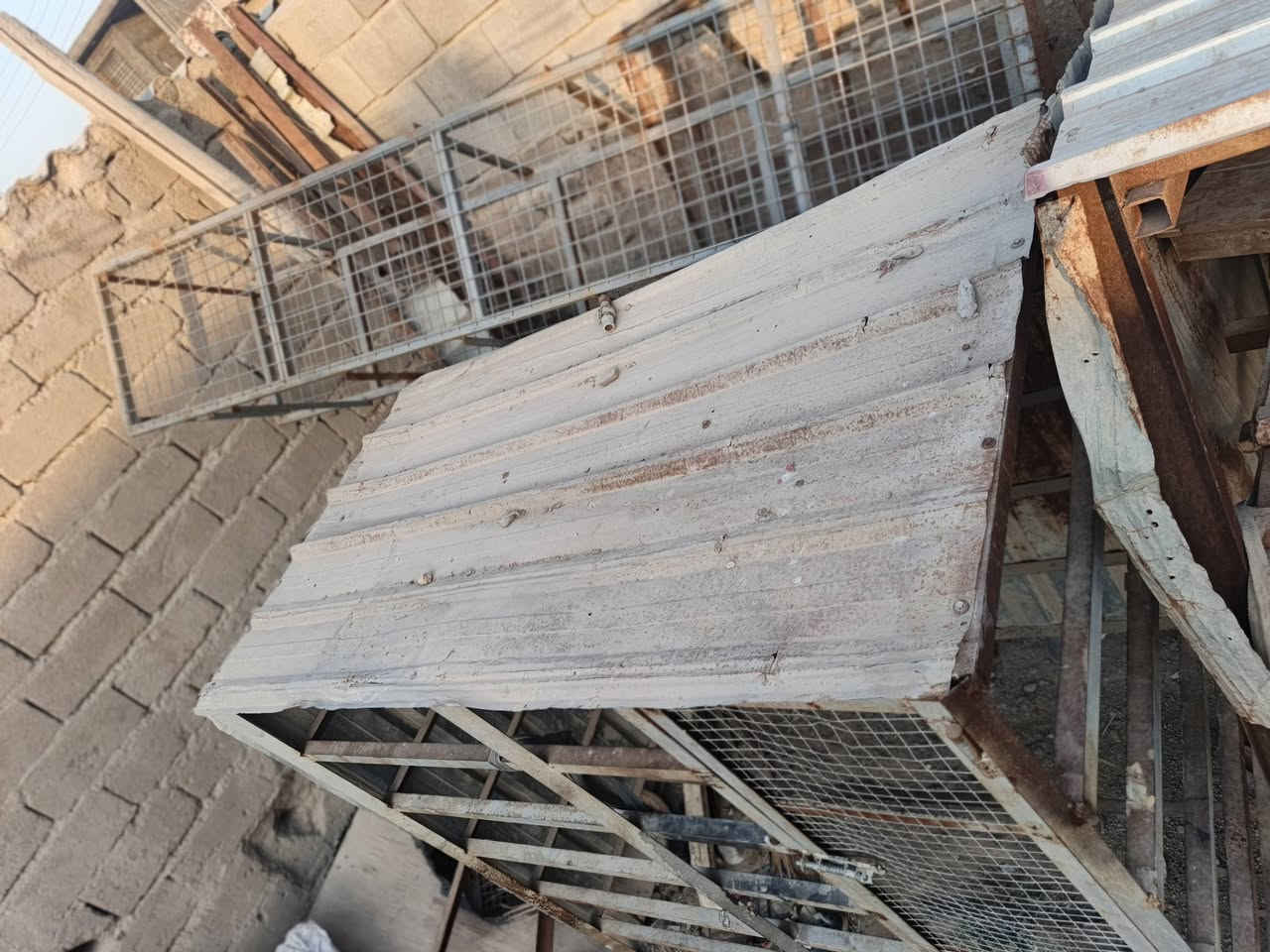 سلام عليكم، إخوان عدي قفص حديد يفيد لكلشي لحمام لدجاج 
عرض2m ، نزال 130cm ، ارتفاع 170cm   وياه الواجه مالته 
إلي عليك بس أشد الواجه ، ولارضيه ما موجوده
سعر، 75الف 
 عنوان بصره-زبير
رقم ***********
