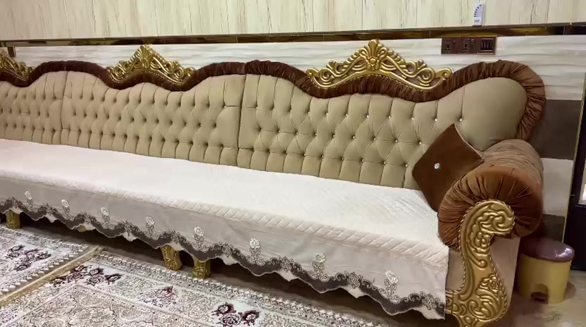 ديوان مستعمل قليل ونضيف للبيع 14 متر ***********
