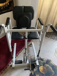 مقعد مال معوقين بي قاعده طعام ويدخل للحمام ويصير كرسي نضيف استعمال شهر...