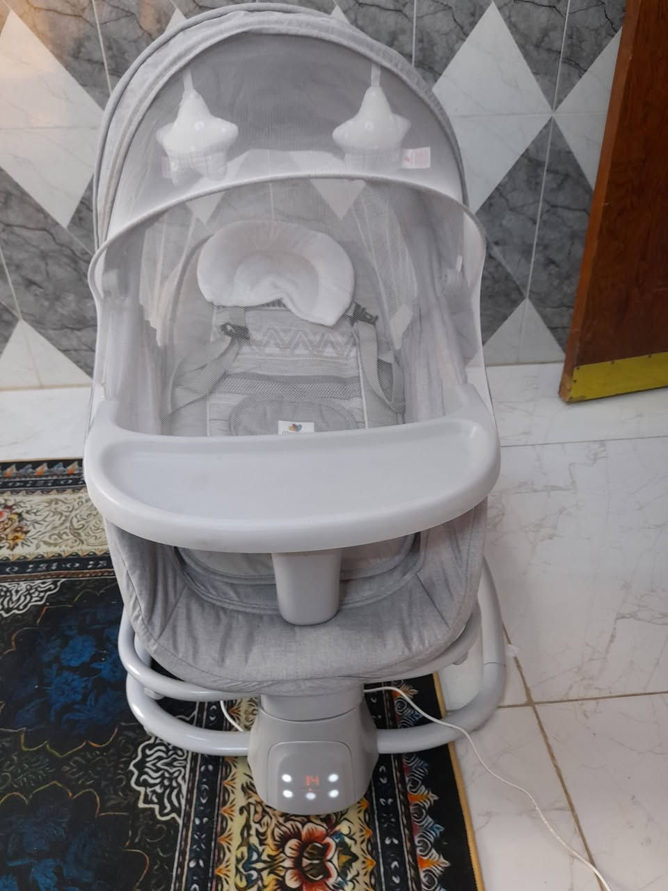 كرسي اطفال كهربائي للبيع جديد مستخدم كم يوم حتة الكارتونة مالتة موجودة السعر  ٥٥ الف ***********
