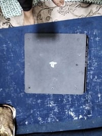 بلي 4 للبيع كامل هو وملحقاته جديد اخذته 450 الف ما مستعمل اهواي تقريبا...