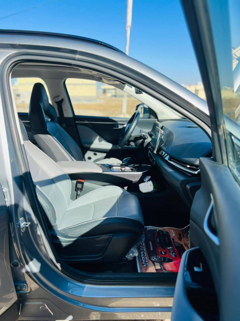 على بركة الله ... من رخصة الادمن
سيارة للبيع من نوع بايك X55 موديل 2025 ماشية 18350 كم حقيقي  السيارة تعتبر زيرو السيارة مكفوله كفاله عامه من الصبغ والتبديل ما عدا هاي الشخط الي موضح بالصور شخط بسيط حتى خليته بدون صبغ  السياره كير DCT المرغوب والمحرك 1500 توربو علما ان الكير والمحرك مكفولات من كل شي السياره من فضل الله بعده جديده وما متعوبه السياره استلام شركة على ايدي السياره حره تحويل مباشر شرط التحويل السعر (26) مليون دينار  عراقي وبيه مجال للشراي يجي ويدلل للتواصل الاتصال على الارقام (***********) متوفر وات ساب ***********
