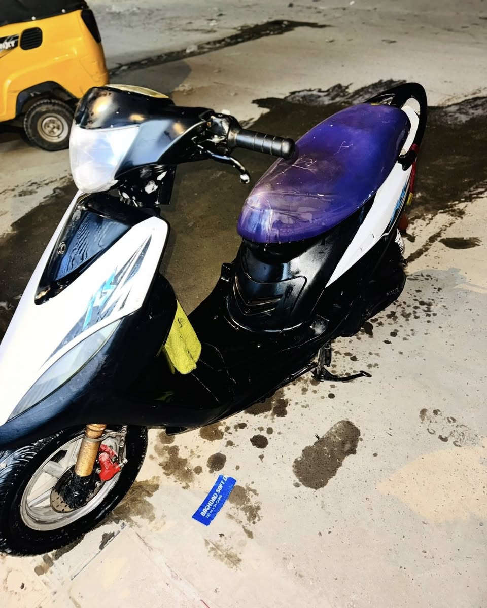 يالله ماكس عدلة على وضع البلادي مكينة بلادية بيها شغلات تزويد خفيفه صالنصه صجمية قطرة دهن برتقالي شيال رياضي دبلات امامي رياضي برتقالي ويل نجمة الاصلي أشاير بريك ملون امامي خلفي دراجة نضيفه كلش ترايك بيه وين مايعجبك 
قبل ٣ اشهر نزلت من الحاوية 
بل واقع احله من الصوره 
السعر 850 بيه مجال بسيط دراجه طالعه قليل كلش 
المكان بغداد 
الرقم ***********
