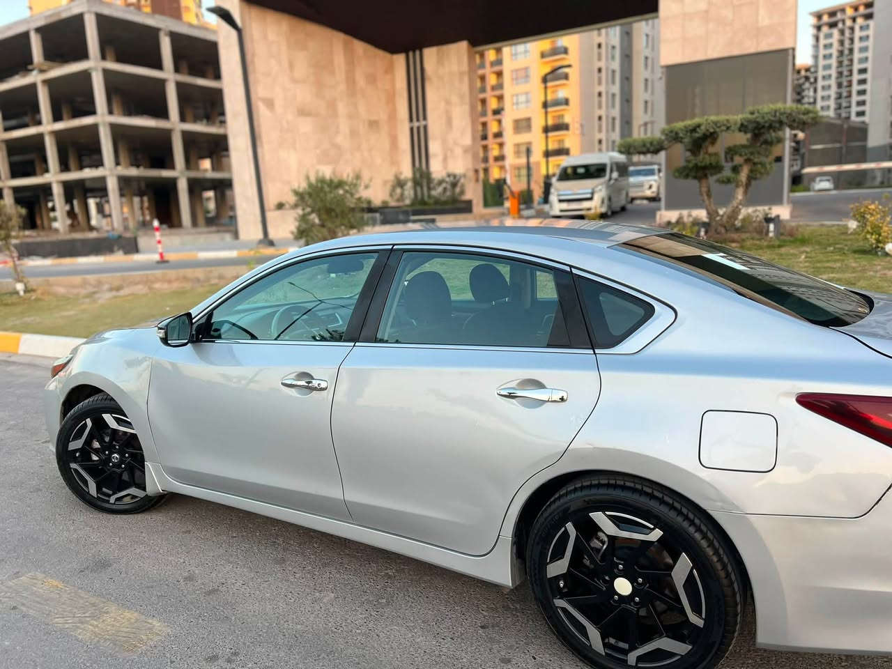 🚗 للبيع | نيسان ألتيما SR موديل 2017 | وارد أمريكي
✅ الفئة: SR
✅ المحرك: 2500 سي سي - 4 سلندر (تنفس طبيعي)
✅ ناقل الحركة: CVT
✅ العداد: 140 ألف ميل
✅ اللون: سلڤر (رصاصي)

المواصفات:
✔️ بصمة تشغيل
✔️ بصمة دخول
✔️ كاميرا خلفية
✔️ شاشة وكالة
✔️ مثبت سرعة
✔️ وجميع مواصفات فئة SR المعروفة

حالة السيارة:

* المحرك شرط وممفتوح
* الگير شرط وممفتوح ويعمل بصورة ممتازة 
* السيارة استخدام مرتب ولا تحتاج أي صرف

الضرر:

* حادث خلفي (قبغ صندوق) في أمريكا
* جاملغ أمامي بارد داخل العراق
* ⁠بيها ملاحظات بسيطة 

📄 رقم أربيل السنوية باسمي والتحويل ثاني يوم
💰 السعر: 11,800 دولار 
118 ورقة 
 مجال بسيط بعد المعاينة

📍 الموقع: بغداد - حي الجهاد

📞 للتواصل: ***********
