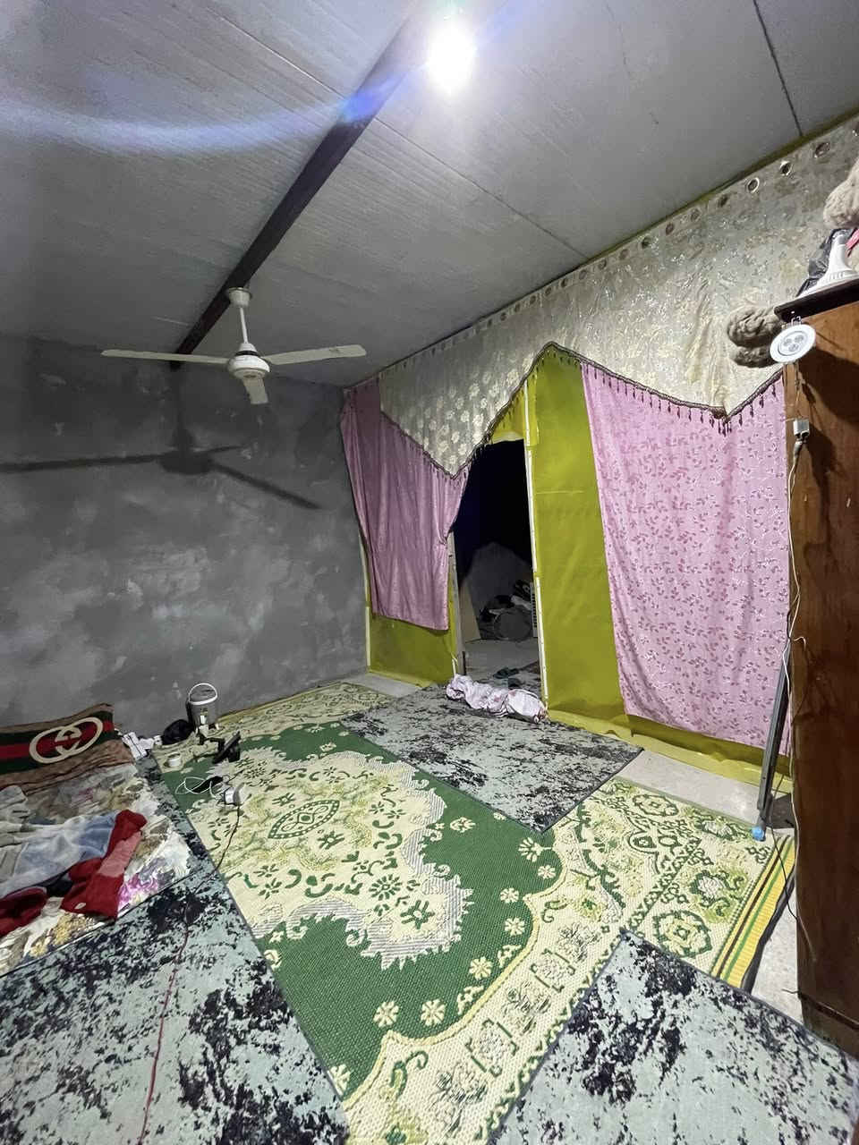 دار البيع.   مساحت البيت ميتين متر
البصره شط العرب اليوبه شارع الصقر 
مقابيل مرقد زيد ابن علي 
البيت منكون طابق ونص 
الطابق الأول 3غرف نوم
مطبخ +مطبخ حار 
حمام داخلي حمام خارجي 
منور دخلي عدد 2
ستقبال خارجي 

الطابق الثاني 
متكون من غرفتين +وحمام

نقص البيت 
سقف ثانوي 
والدرج 

البيت معه سبالت 2 عمودي 
2جداري 

التصال     
***********
***********
