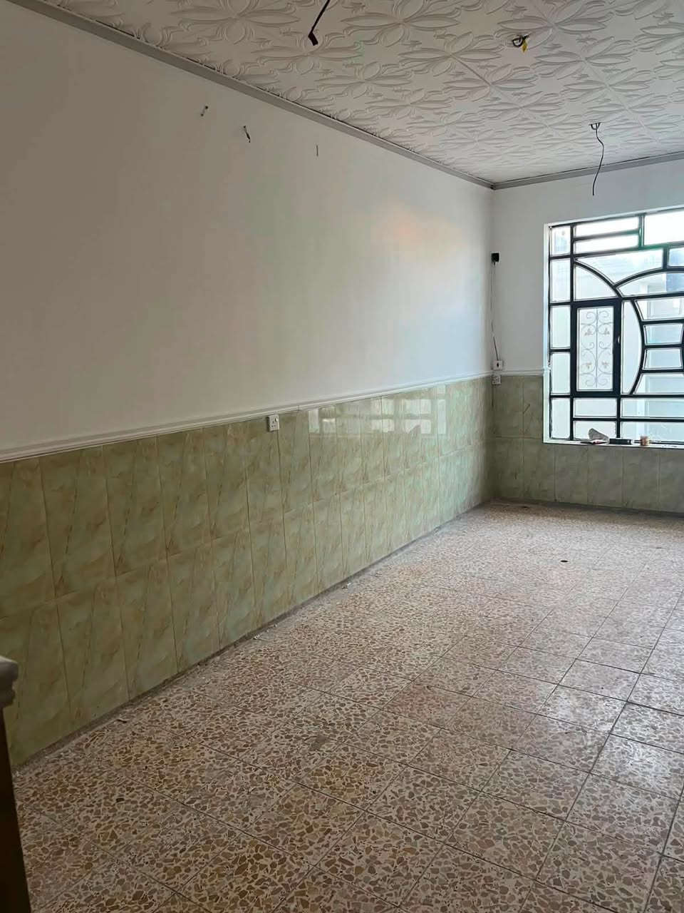 سلام عليكم ورحمة وبركاته
بيت مساحة 100متر في شارع الغربي مقابل قطاع السادس فرع مصور فؤاد

يحتوي على استقبال ومطبخ وغرفة نوم وحولي وصحيات

وفوك غرفتين كبار وصحياتهن والبيت جاهز من كلشي بس جيب غراضك وكعد صبغ كهربائيات جاهز ماكو مقابلية عالم مقابلية سياج

السعر :105مليون وبي مجال للشراي

للاستفسار:***********
