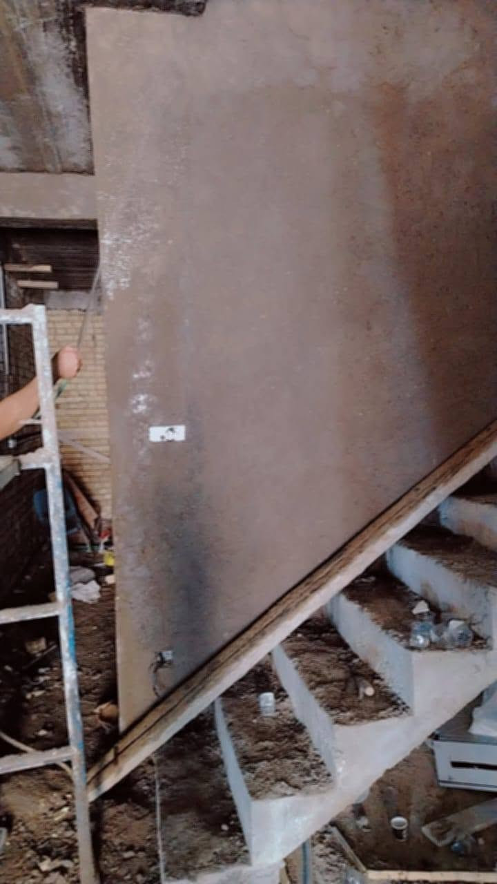 السلام عليكم خلفة لبخ اسمنت شغل خاشن والنعم شغل درجه اولى تسليم هندسي وجايه صقل ناعم فوم كل انواع اللبخ السعر المناسب المكان بغداد الاعظميه للتواصل  *********** بي وتس
