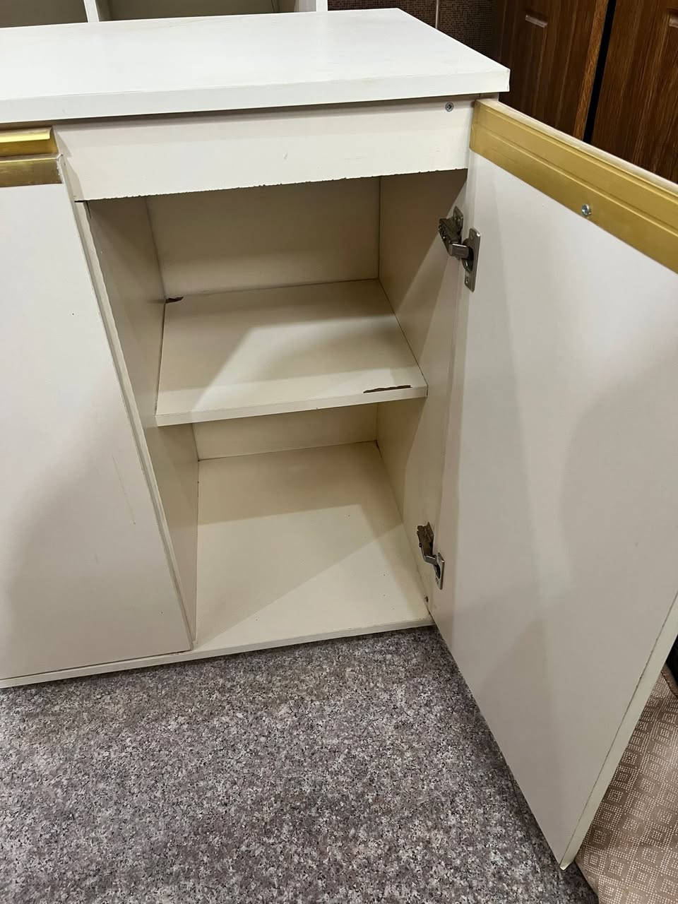 كاونتر لونه اوف وايت (بيجي فاتح) mdf ضد الماء (مقاوم للماء) طابقين و وياه سنك و مجرات وملحق ارضي وسعره مليون و ٥٠٠ 
استعمال لشهرين فقط
نريده نهايته ب ٤٠٠ المكان ديوانيه


**إذا كنت صاحب هذا الإعلان وتريد حذفه لأي سبب، رجاءا أرسل رسالة إلى الدعم الفني**