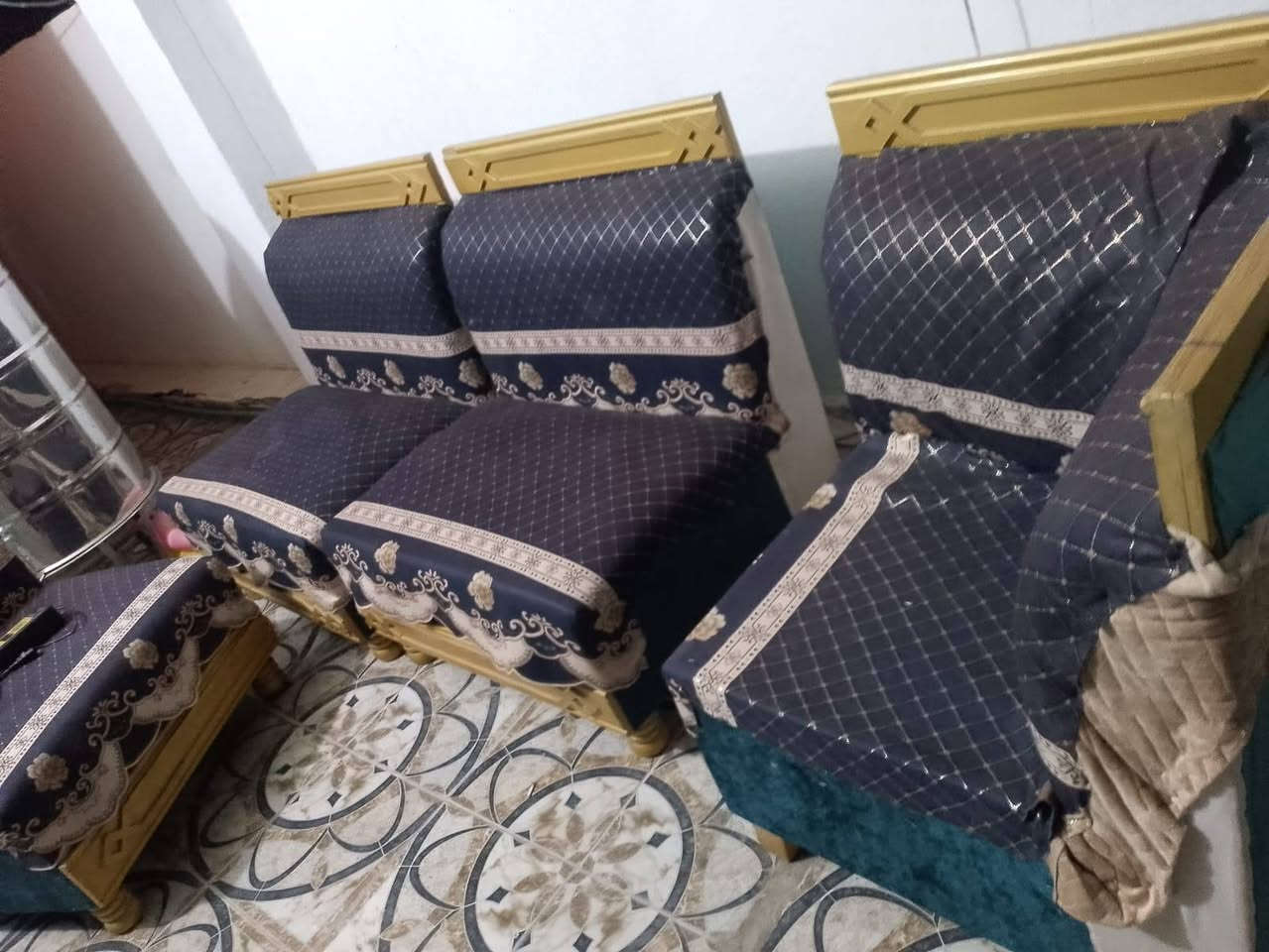 تخم 18 مقعد سعره 225 وبي مجال
سرير طفل بعد اخو الجديد سعرة 115 
العنوان الرمادي التاميم الدواجن للاستفسار الاتصال علة الرقم ***********
