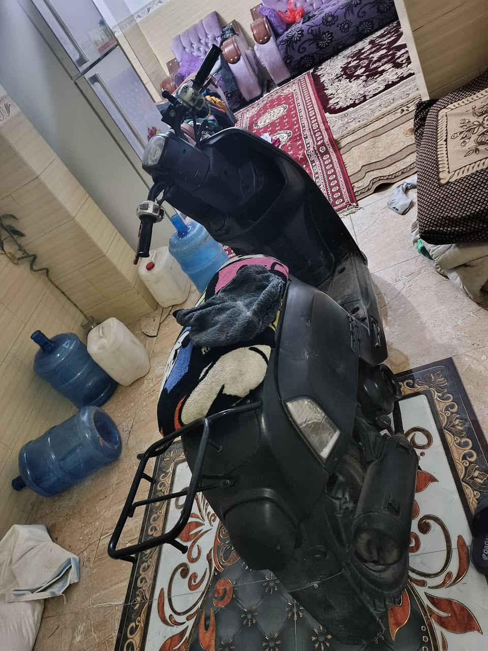 سلام عليكم بوليس 2009 كابريته مامفتوحه مكفوله كلها مختمه بلادي رايدها ب 550 وبيها مجال تواصل ***********
