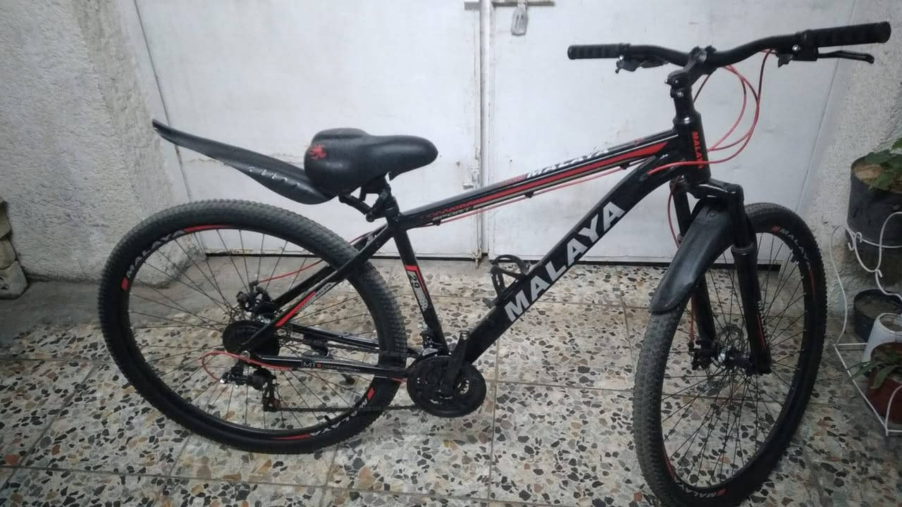 باسكل جبلي 26 إنج تقريباً من نوع MALAYA.  استخدام أسبوع واحد فقط جديد كلش استخدمته 4 مرات فقط. رايد ابيعه لان محتاج فلوس  لو مامحتاج مابيعه.   سعر 165 الف وبيه مجال بسيط.   مكاني بغداد الشعب حي التجار.
واتساب.  ***********
