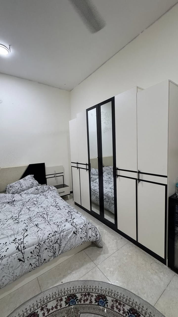 سلام عليكم غرفه تركيه مع مندر مع سبلت طن ونص وشاشه حجم 42 كلهن استخدام اقل شهر يعني كله جديد كلهن مليون ونص 
المكان بصره شط العرب
رقم الهاتف ***********
