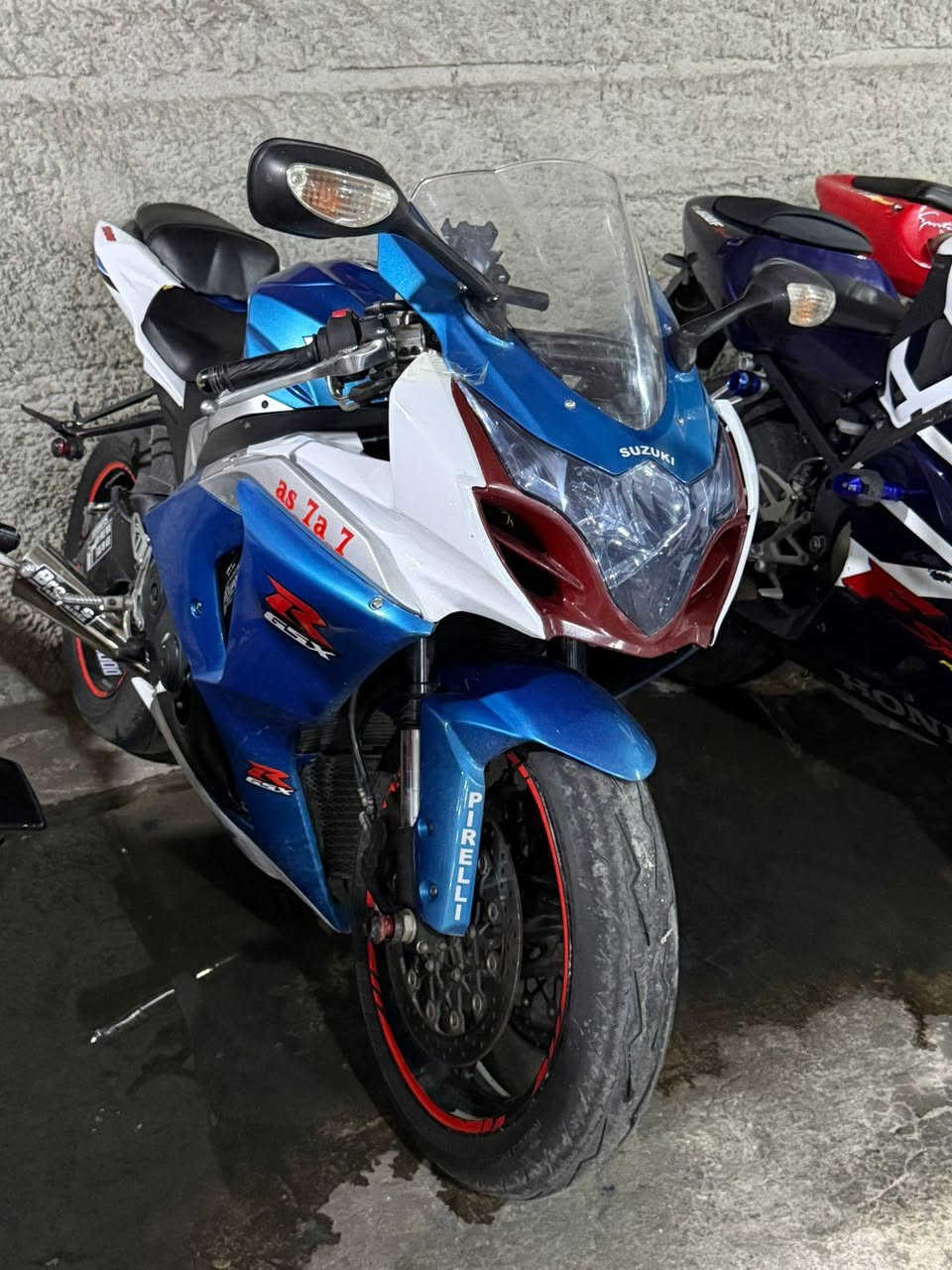 سلام عليكم.   بيع او مراوس 
جكسر 1000 كفاله عامه من كلشي 
دراجه جديده كلش قبل سبوعين طالعه من بيت طارش 
مابيه كل نقص عليه دامه كامله تخم تاير جيلاتين اصلي 
مكان ديالى بعقوبة لشراي يراسلني أو يخابرني ويدلل 
***********
