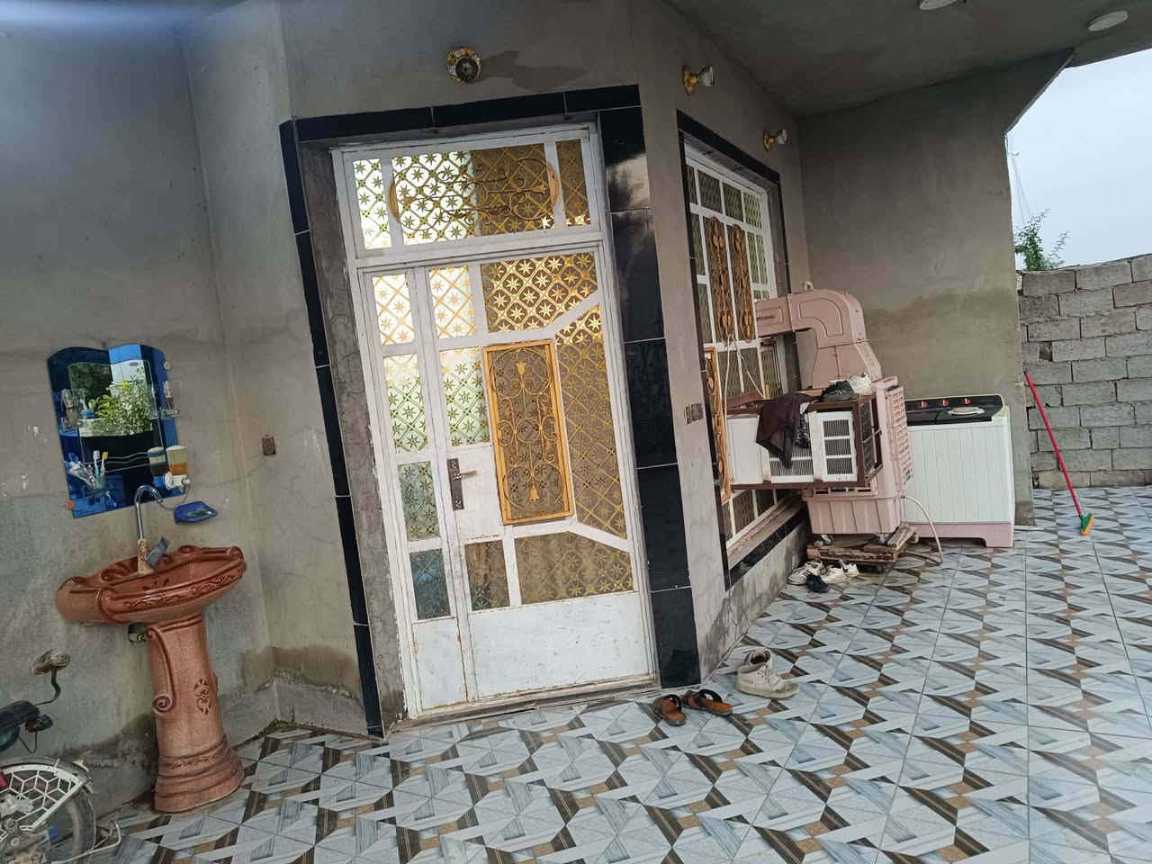 السلام عليكم بيت للبيع المساحة الكلية 400 متر غرفة استقبال صالة مطبخ نوع العقار زراعي المكان ديالى خان بني سعد قرية السيح خدمات كاملة ماء انارة كهرباء مولد سحب السعر 42 وبيه مجال بسيط اللاستفسار الاتصال على الارقام ***********
