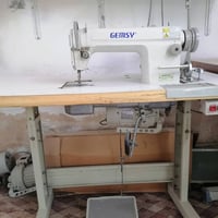 مكينه صناعي جمسي حفر اصلي نظيفه جدا تخيط جميع انواع الأقمشة والفيزون ا...