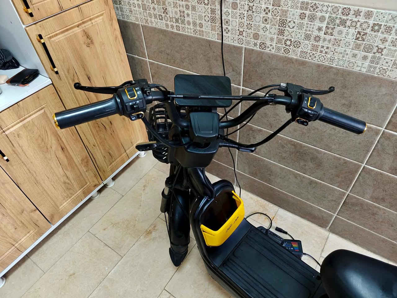 دراجة حجم ٢٠ كاملة و محدثة قطع R9 بطاريات ٢٦،٥ امبير جدد قبل شهرين شديناهن سرعه ٥٥ حقيقي كشنات جدد كفرات مغلف كاربون فايبر تايرات نظاف شاحنة ونلي اصلية دراجة جاهزة بدوون مصرف سعرها ٣٠٠ الف بي مجال بسيط .
العنوان مدينة الامل قرب الملعب . 
رقم هاتف *********** .

