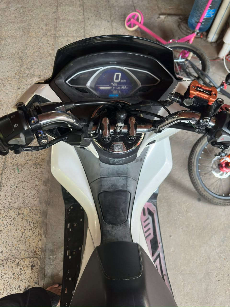 عيني pcx جيل الثالث كوري 125
كامله الدراجه 
صالنصه تيماكس
خرز كلجات رياضي 
شوته شفافه 
قبغ كلجات رياضي 
دبلات رياضي 
ستاند حساس 
حساس ازدحام
قارء فولطية 
اضويه ليد متغير دفن تحت الدراجه
يدات سكليتر رياضي 
قبغ عنبار رياضي 
دوسات رياضيه 
درع بصمة 
سويج طوارء
اوراق كامله (منفيست/مكاتبه)
تفويل كله محسن
دهن موتل
قطع رياضيه لون كرزي بل قبغ مال كلجات و بل فلنجه 
كبات ويل
حاملات مال صالنصه ماكو منها بل عراق 
بروجكتر جاي وياها من المزاد ناقصه بس فيشة
قاعدة رقم
مكينه ناعمة 
اكفلها من سرقة وسوالف عشاير 
تجي تاخذها واخذك نسوي مكاتبه وتاخذ صوره لهويتي واليه 

مكاني بغداد
رقم *********** 
الي ميشتري ليتعبني
سعر 20 وبيها مجال شي جبير
