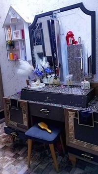 غرفة مرتبة • تحتاج نجار • قابلة تفاوض