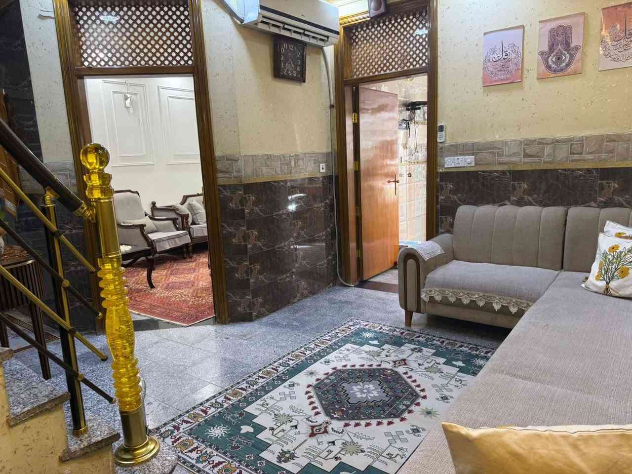 دار للبيع موثث يباع مع الأثاث المساحة 70 متر الواجهة 7 نزال 10 الطابق الأرضي استقبال صالة مطبخ وخدمات الطابق الاول غرفتين نوم وخدمات الثاني بيتونة كبيرة مقسومة بيهة غرفة اطفال العنوان 516 شارع عياش فرع اسواق مريومة القديم شارع شركة داليا حالين 
***********
