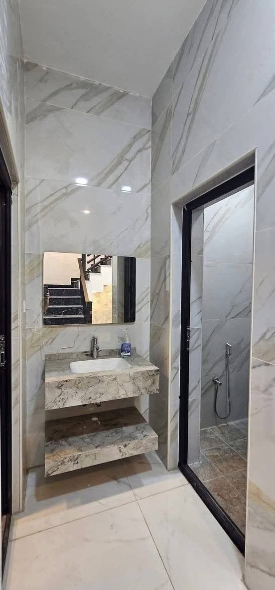 دار 150 متر للبيع واجهة 6 مدخلين 

واجهة مرمر أرضية مرمر

 كل دار يحتوي على هول صالة منور

مطبخ وخدمات  غرف نوم عدد4 سويتات 

حي الجهاد الضباط الفرع الاول 

عرض الشارع 20 م موقع جدا ممتاز 

للاستفسار ☎️ *********** واتساب او المراسلة واتساب
